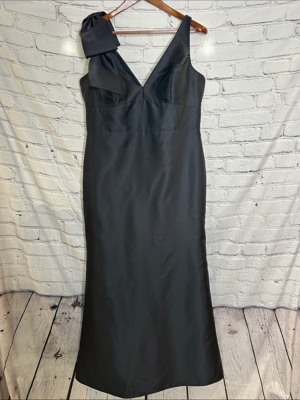 Alfred Sung Elegant Black V-Neck Satin Evening Gown W/Bow Size 16